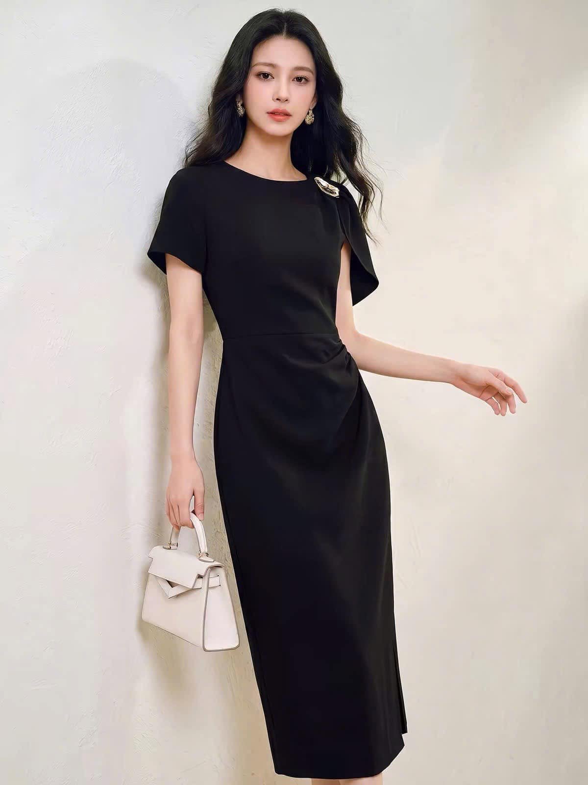 Đầm đen nhún eo đính cài · Black ruched midi dress
