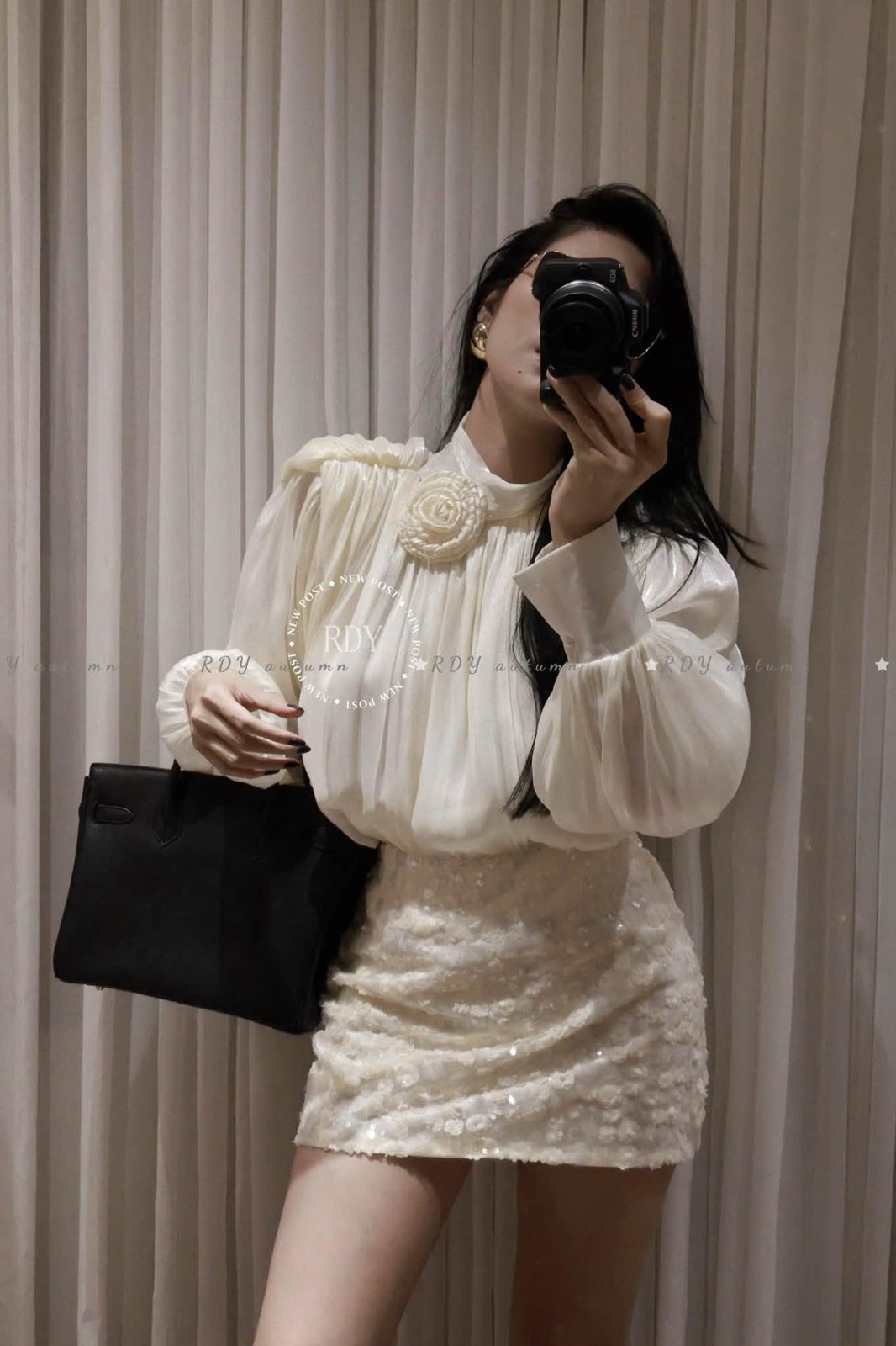 Set áo lụa đính hoa và chân váy sequin trên Live